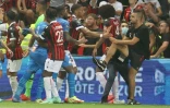 Un supporter aux prises avec les joueurs de Nice-Marseille, interrompu à la 75e après des incidents au stade Allianz Riviera de Nice, le 22 août 2021