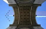 Des alphajets de la Patrouille de France répètent au-dessus de l'Arc de Triomphe à Paris, le 11 juillet 2022, trois jours avant le traditionnel défilé du 14-Juillet