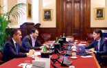 Une photo publiée sur la page Facebook du M5S montre le Premier ministre désigné Giuseppe Conte (à droite) au cours d'une réunion avec les leaders du M5S Luigi Di Maio (à gauche) et de la Ligue Mateo Salvino (au centre), le 25 mai 2018 à Rome