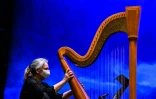 Une harpiste lors de l'opéra "La Bohème" dans le cadre du festival du Palm Beach Opera, à Palm Beach en Floride, le 19 février 2021