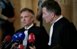 Les avocats de Nicolas Sarkozy, Christophe Ingrain (G) et Sébastien Schapira (D) s'adressent à la presse au Palais de justice de Paris, le 26 mai 2026