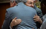 Accolade entre Raul Castro et le numéro deux de l'exécutif cubain Miguel Diaz-Canel à l'Assemblée nationale, à la Havane le 18 avril 2018