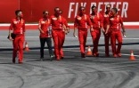 Le pilote Ferrari Sebastian Vettel (2e à gauche) et son équipe scrutent le circuit de Spielberg, le 2 juillet 2020, à la veille des essais pour la reprise de la F1