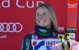 La Française Tessa Worley sur le podium après sa victoire au slalom géant de Sestrières, le 10 décembre 2016