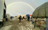 Des festivaliers observent un arc-en-ciel sur le site du Burning Man, le 1er septembre 2023