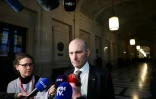L'ex-otage et journaliste Nicolas Hénin arrive au procès de Mehdi Nemmouche et de ses coaccusés, le 17 février 2025 à Paris