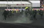 Des personnes brandissant des gilets jaunes sur la piste du 98e Grand Prix d'Amérique, le 27 janvier 2019 à Paris