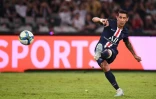Le milieu argentin du Paris Saint-Germain Angel Di Maria tirant son coup franc victorieux, lors du Trophée des champions contre Rennes(2-1), le 3 août à Shenzhen en Chine