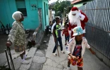 Un homme déguisé en père Noël dans une rue de La Havane, le 21 décembre 2023 à Cuba