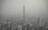 Des immeubles noyés dans une brume causée par des incendies en Indonésie, le 16 octobre 2026 à Kuala Lumpur, en Malaisie