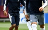 Thomas Lemar (g) et Corentin Tolisso contrôlent le ballon lors d'une séance d'entraînement des Bleus au stade Loujniki, le 25 juin 2018 à Moscou