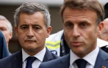 Le ministre de l'Intérieur Gérald Darmanin se tient aux côtés du président Emmanuel Macron lors d'une visite au collège-lycée d'Arras, le 13 octobre 2023, après le meurtre d'un professeur poignardé à mort par un jeune homme fiché pour radicalisation