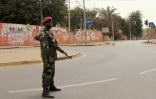 Un soldat monte la garde près de l'Assemblée nationale à Bissau, le 13 avril 2012