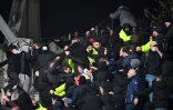 Des agents de sécurité interviennent dans les tribunes du stade Charléty de Paris à la mi-temps du 32e de finale de Coupe de France entre le Paris FC et Lyon le 17 décembre 2021