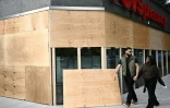 Des planches de bois recouvrent la façade d'une pharmacie, à Washington, le 4 novembre 2024