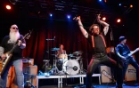 Le chanteur des Eagles of Death Metal, Jesse Hughes, sur scène à Stockholm le 13 février 2016