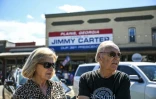 Rick Pape (à droite) et son épouse visitent la bourgade de Plains à l'occasion du centenaire de l'ancien pésident américain Jimmy Carter, le 1er octobre 2024