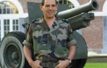 Le général de Corps d'Armée Jean-Claude Lafourcade, commandant de la Force d'action terrestre (CFAT), pose, le 17 septembre 2001, devant un canon au quartier Klébert de Lille. 