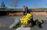 Des fleurs déposées à Littleton, Colorado, pour la veillée funèbre organisée à l'occasion des 20 ans de Columbine