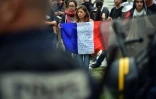 Beaucoup de manifestants se sont présentés comme des "déçus" de François Hollande, comme cette jeune femme porteuse du drapeau français