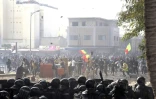 Des manifestants et un cordon de gendarmes à Dakar, le 5 mars 2021.