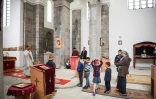 Le Père Nenad Stojanovic célèbre la messe dans l'église Saint-Sava dans la partie albanaise musulmane de Mitrovica dans un Kosovo marqué par les divisions ethniques le 7 mai 2017