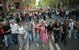 Parents et professeurs forment un cordon de sécurité autour de la manifestation lycéenne à Toulouse, le 6 octobre 2026