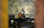 Un musicien joue dans un restaurant vide du quartier Santa Teresa à Rio de Janeiro, au Brésil, le 27 juillet 2017