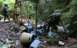 Des membres de l'armée participent à une opération contre l'extraction minière illégale à Buenos Aires, dans la province d'Imbabura, en Equateur, le 27 mai 2026