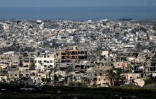 Une photo prise du sud d'Israël montre les destructions dans la bande de Gaza, le 30 mars 2025
