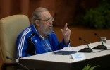Une photo fournie par le site officiel cubain www.cubadebate.cu montrant l'ex-président Fidel Castro (g) à la clôture du congrès du Parti communiste à La Havane, le 19 avril 2016