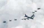 Photo diffusée le 13 juillet 2023 par le ministère sud-corée de la Défense d'un bombardier stratégique B-52H de l'US Air Force (c) en vol avec des F-15K de l'armée de l'air sud-coréenne (g et d) et des avions de chasse américains F-16, lors d'un exercice aérien conjoint en Corée du Sud.