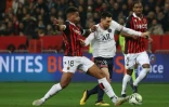 Le milieu de terrain gabonais de Nice, Mario Lemina, contre l'attaquant argentin du Paris Saint-Germain, Lionel Messi, lors de la 27e journée de Ligue 1, le 5 mars 2022 à l'Allianz-Riviera