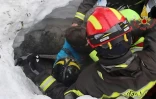 Un enfant sauvé des décombres d'un hôtel dévasté par une avalanche à Farindola, en Ialie, le 20 janvier 2017, photo fournie par les pompiers italiens 