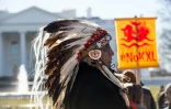 Le chef indien des nations Dakota, Lakota et Nakota, Arvol Looking Horse, participe à une manifestation contre le projet d'oléoduc Keystone XL devant la Maison Blanche à Washington DC, le 28 janvier 2015