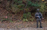 Un soldat sud-coréen devant un champ de mines en lisière de la Zone démilitarisée (DMZ) entre les deux Corées, le 21 octobre 2026 à Yanggu, en Corée du Sud