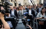 Le Premier ministre Gabriel Attal dans une rue de Dijon lors de la campagne pour les législatives le 24 juin 2024