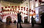 Des Moscovites dans une allée décorée de coeurs pour la Saint-Valentin, à Moscou le 13 février 2020