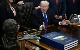 Le président américain Donald Trump prend la parole après avoir signé plusieurs décrets présidentiels dans le Bureau ovale de la Maison Blanche à Washington, le 30 avril 2026