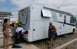 Un camping-car et ses occupants sur un parking Ă Castellon de la Plana, sur la cĂ´te est de l'Espagne, le 4 juillet 2020