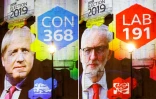Capture d'écran des résultats sortie des urnes de la BBC projetés sur l'immeuble de la BBC à Londres, le 12 décembre 2019
