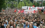 De manifestants défilent pour le droit au logement  au lendemain du rejet par les députés d'une série de mesures présentées par le gouvernement, le 3 octobre 2026 à Madrid