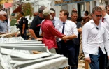 Le président Emmanuel Macron parle avec un habitant de Saint-Martin, île sinistrée après le passage de l'ouragan Irma, le 12 septembre 2017