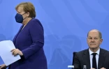 La chancelière allemande Angela Merkel (g) et son ministre des Finances et successeur, Olaf Scholz, à Berlin, le 2 décembre 2021