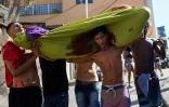 Des habitants portent un cadavre lors d'une opération policière dans la favela Complexo do Alemao à Rio de Janeiro, le 21 juillet 2022