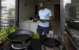 Dennis Ombachi, ancien rugbyman kényan devenu influenceur culinaire, le 12 avril 2024 à son domicile de Nairobi