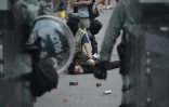 Un homme interpellé par la police lors de heurts à Hong Kong entre forces de l'ordre et manifestants, le 29 septembre 2019