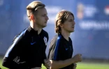 Les milieux de terrain Ivan Rakitic (g) et Luka Modric lors d'une séance d'entraînement, le 27 juin 2018 à Saint-Pétersbourg
