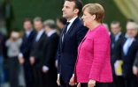 La chancelière allemande Angela Merkel (d) et le président français Emmanuel Macron, lors d'une rencontre à Berlin le 15 mai 2017