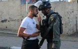 Un Palestinien et un membre des forces de sécurité israéliennes se font face à Cheikh Jarrah, quartier de Jérusalem-Est occupé et annexé par Israël, le 15 mai 2021